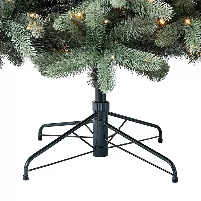 Evergreen Künstlicher Weihnachtsbaum Vermont Fichte - Höhe: 240 cm, Grün, LED-Beleuchtung - Beleuchteter künstlicher Weihnachtsbaum mit bläulich-grünen Nadeln und dunklem Metallständer.