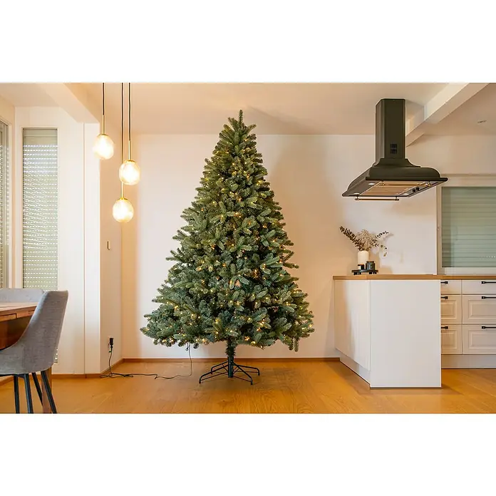 Evergreen Künstlicher Weihnachtsbaum Vermont Fichte - Höhe: 210 cm, Grün, LED-Beleuchtung - Festlicher Weihnachtsbaum mit warmen Lichtern, der eine gemütliche Atmosphäre in einem modernen Wohnraum schafft.