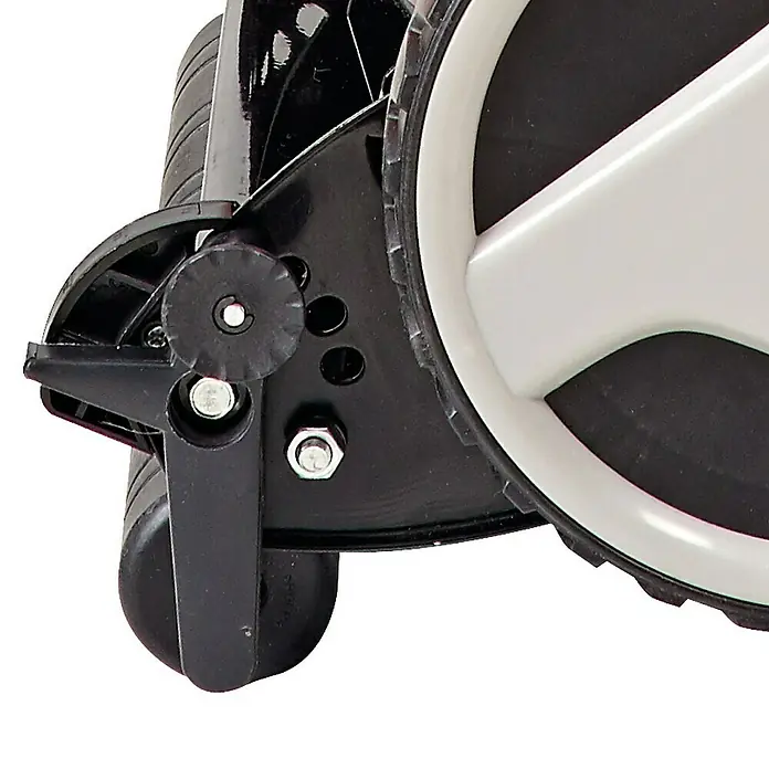 Einhell Spindelmäher GE-HM 38 S - Schnittbreite: 38 cm - Detailansicht eines schwarzen Rasenmähers mit einem grauen Rad. Der Fokus liegt auf der präzisen Verarbeitung des Geräts.