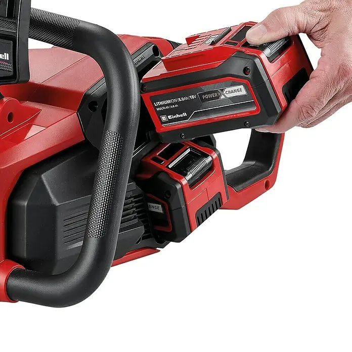 Einhell Professional PXC 18V Akku-Kettensäge GP-LC 36/40 - 36 V, Li-Ionen, Ohne Akku, Schwertlänge: 40 cm - Akku-Kettensäge mit eingesetztem Power X-Change Akku. Das Gerät ist rot und schwarz, der Akku rot mit schwarzer Beschriftung.