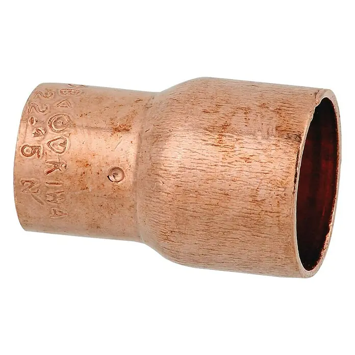 Absatznippel 5243 - 22 x 15 mm, 1 Stk., Metall - Nahaufnahme eines Kupferreduzierstücks mit glatter Oberfläche für Sanitärinstallationen, ideal für zuverlässige Rohrverbindungen.
