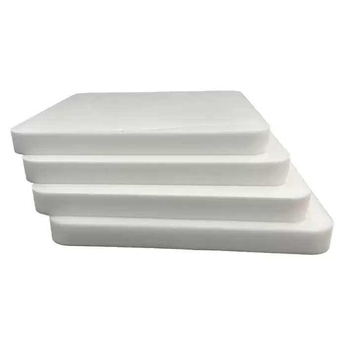 Silenti Akustikpaneel - 4 Stk., Weiß, 58 cm x 58 cm x 50 mm - Vier weiße Schaumstoffplatten mit abgerundeten Kanten, gestapelt.