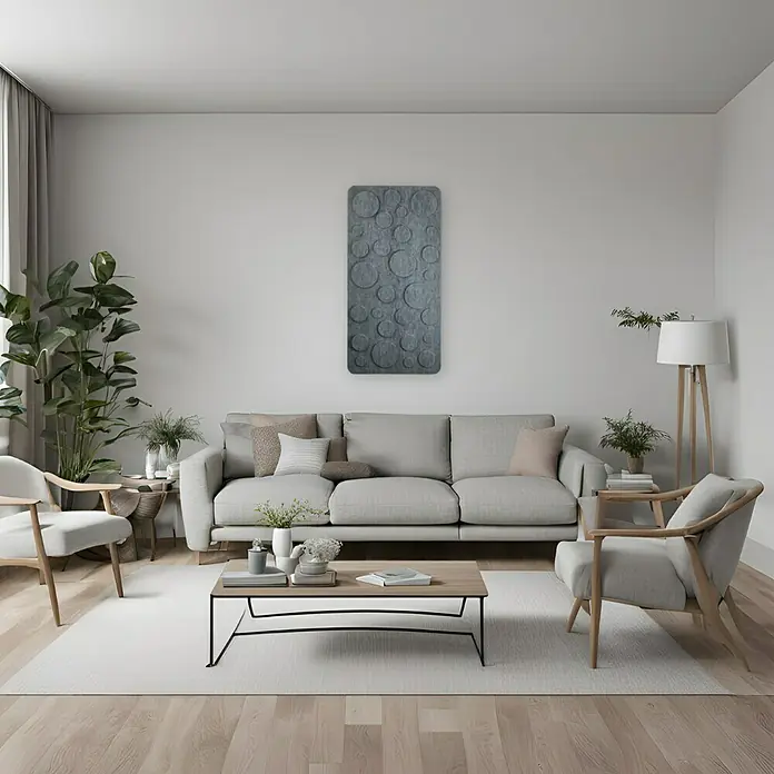 Silenti Akustikpaneel Bubble Game - Grau, 58 x 116 cm, 100 % Polyester - Helle Wohnungseinrichtung mit einem grauen Sofa, zwei Stühlen und einem Holztisch. An der Wand hängt ein graues kreisförmiges Wandpaneel.