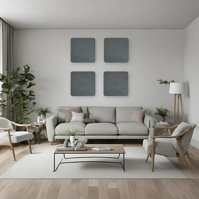Silenti Akustikpaneel - 4 Stk., Hellgrau, 58 cm x 58 cm x 50 mm - Das Wohnzimmer verfügt über eine graue Couch, einen Couchtisch und vier quadratische Wandpaneele für ein modernes Ambiente.
