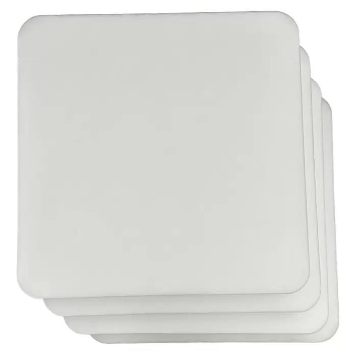 Silenti Akustikpaneel - 4 Stk., Weiß, 58 cm x 58 cm x 50 mm - Stapel von fünf weißen quadratischen Untersetzern mit abgerundeten Ecken.