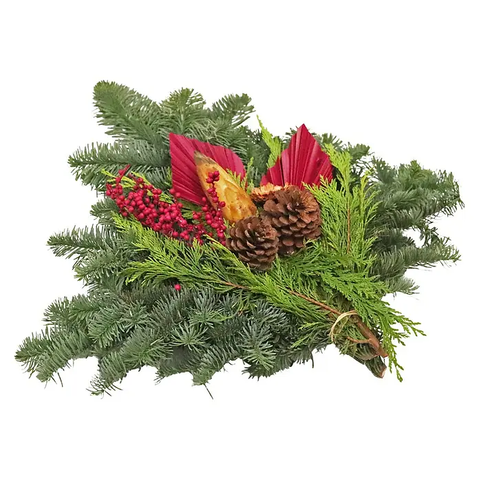 Piardino Grabstrauß 1050 - Nobilistanne, Dekoriert - Festlicher Tannenzweig mit roten Beeren, Zapfen und dekorativen Elementen, ideal für die Advents- und Weihnachtszeit.