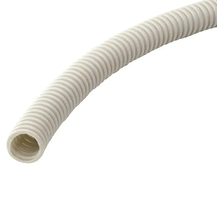 Flexrohr EN20 EBXL - Beton, Länge: 25 m, Kunststoff, 320 N, Hellgrau, 20 mm - Nahaufnahme eines flexiblen, weißen Elektroinstallationsrohrs mit gewellter Oberfläche vor schwarzem Hintergrund.