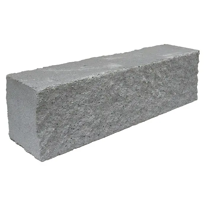 Christoph Mauerstein Rustikalblock - 50 x 12,5 x 14 cm, Kristall/Grau, Beton - Nahaufnahme eines grauen Betonpflastersteins mit rauer Oberfläche und unregelmäßiger Textur.
