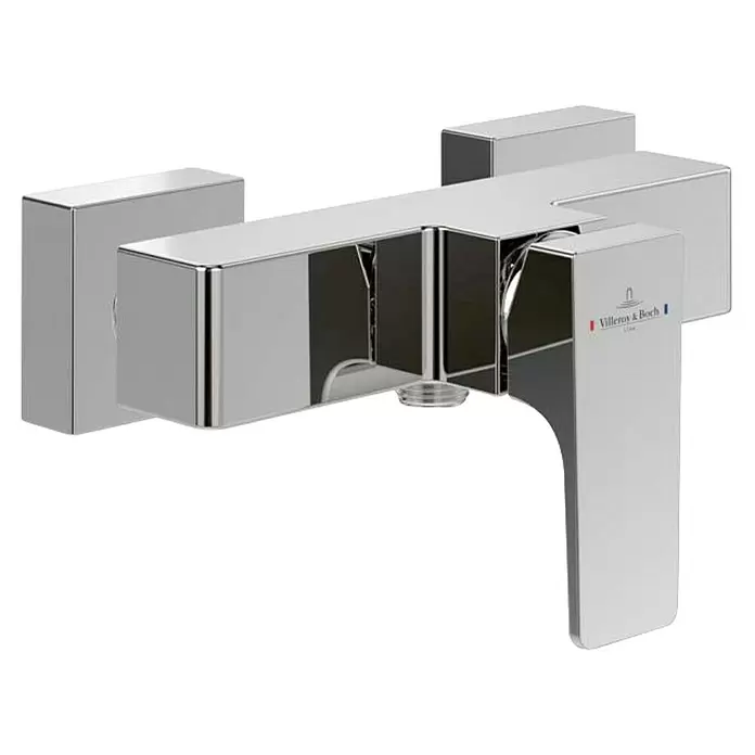 Villeroy & Boch Brausearmatur Architectura Square - Chrom, Glänzend - Moderner, polierter Chrom-Badarmatur mit rechteckigem Design und Wasserfallauslauf. Villeroy & Boch Logo sichtbar.