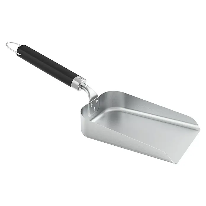 Weber Schaufel Planchagrill - Edelstahl, Breite: 16 cm - Nahaufnahme einer glänzenden, silbernen Schaufel mit schwarzem Griff vor schwarzem Hintergrund.