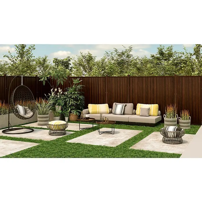 Andrewex Sichtschutzelement Oxford - 180 x 180 cm, Braun - Eine Gartenszene mit einem Hängesessel, einem modularen Sofa und verschiedenen Pflanzen, die ein gemütliches Ambiente im Freien schaffen.