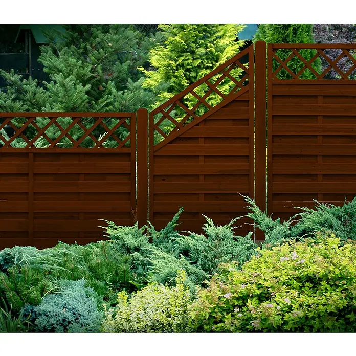 Andrewex Sichtschutzelement Hamburg - 180 x 180 cm, Braun - Nahaufnahme eines dunklen Holzzauns mit Rautenmuster, umgeben von üppigem Grün. Ideal für Gartenbau und Landschaftsgestaltung.