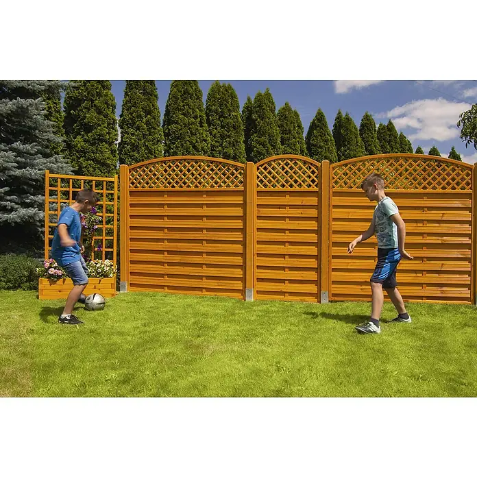 Andrewex Sichtschutzelement Bordeaux - 180 x 120 cm, Pinie - Eine hölzerne Gartenzaun-Paneele mit zwei Jungen, die im Garten Fußball spielen. Ideal als Sichtschutz und Gartendekoration.