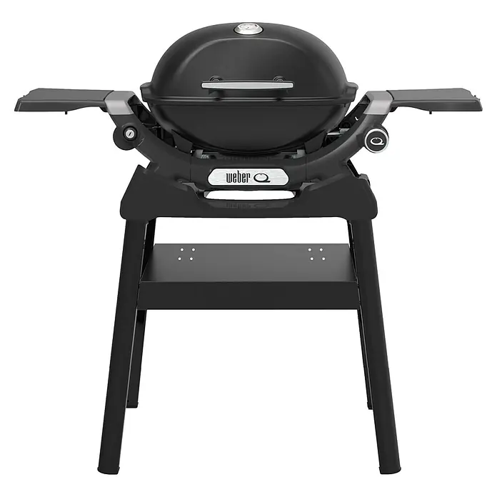 Weber Gasgrill Q 1200 N - Grillfläche (B x T): 45 x 36 cm, 2,94 kW, Anzahl Brenner: 1 Stk., Standgrill - Abbildung eines Weber Q 1000 Gasgrills in Schwarz, der auf einem passenden Ständer steht und seitliche Ablagen hat.