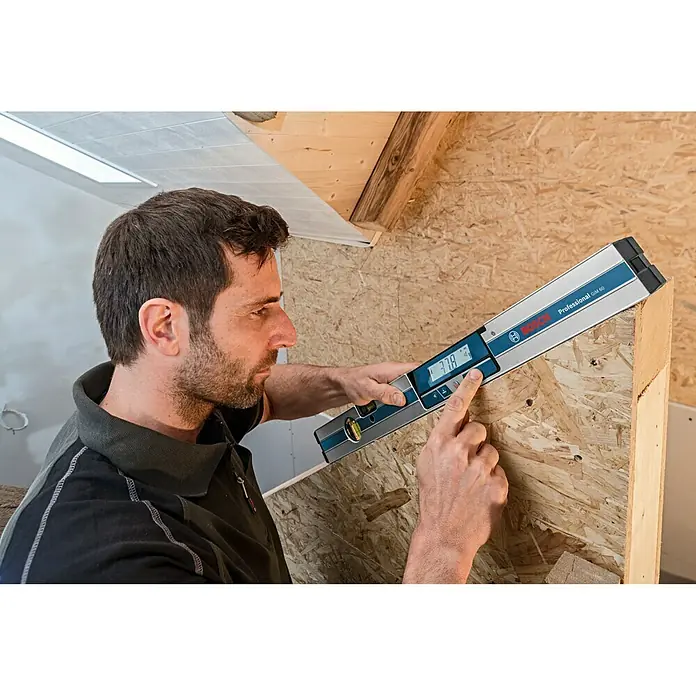 Bosch Professional Digitale Wasserwaage GIM 60 - 600 mm, Messbereich: 0 ° - 360 ° (4 x 90 °) - Ein Mann benutzt eine digitale Wasserwaage von Bosch, um eine Oberfläche zu messen. Die Bosch Wasserwaage zeigt einen Winkel von 37,8 Grad an.