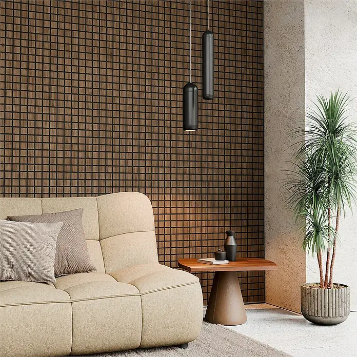 acous Akustikpaneel Blockbuster - Eiche rustikal, L x B x S: 610 x 610 x 10,3 mm, 4 Stk. - Wohnzimmer-Szene mit beigem Sofa, Holzwand, Beistelltisch und einer Zimmerpflanze in einem stilvollen Interieur.