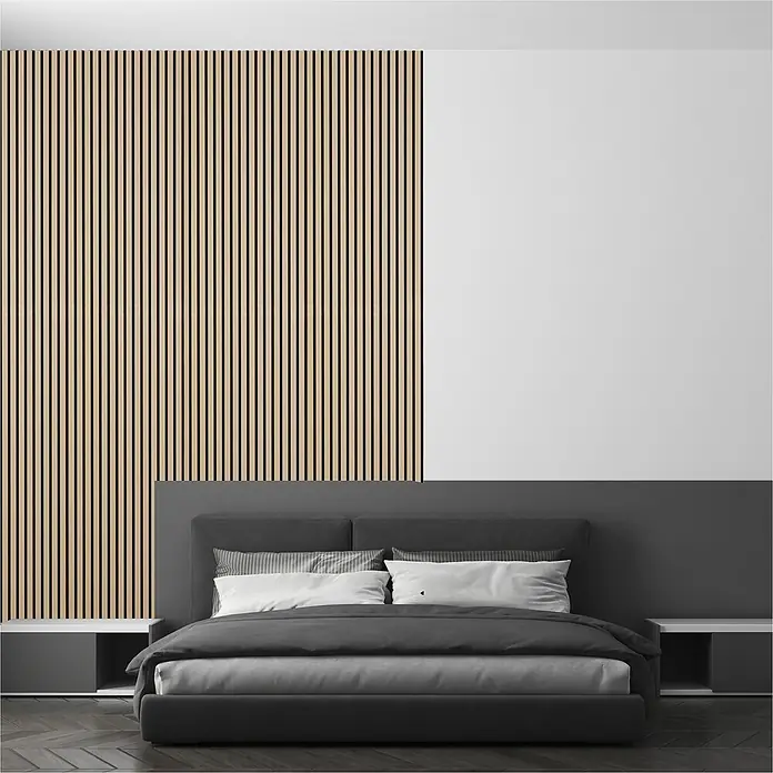 Sonido Akustikpaneel Elements - New Oak Light, L x B x S: 2.440 x 560 x 18 mm - Schlafzimmer mit Holzpaneelwand und grauem Bett. Die Wand sorgt für einen modernen, stilvollen Akzent im Raum.
