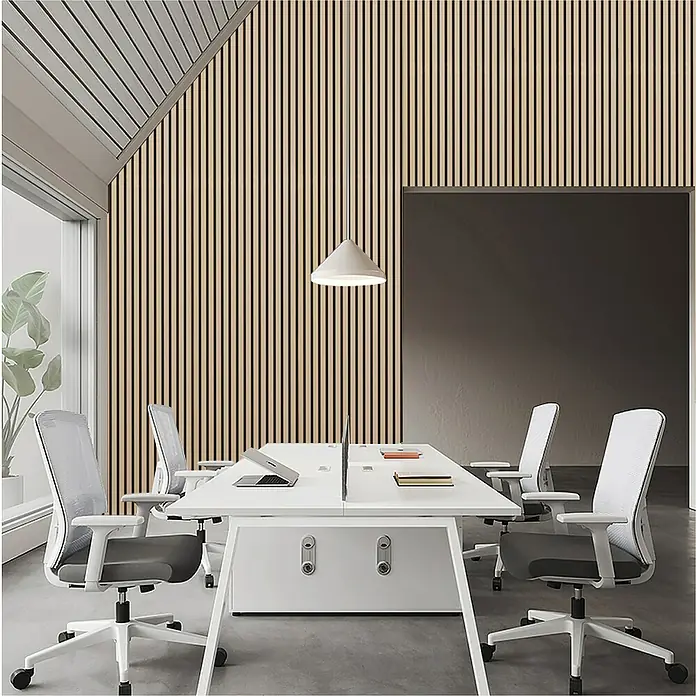 Sonido Akustikpaneel Elements - New Oak Light, L x B x S: 2.440 x 560 x 18 mm - Moderner Büroraum mit weißem Schreibtisch, ergonomischen Bürostühlen und stilvoller Pendelleuchte. Der Fokus liegt auf dem funktionalen und ästhetischen Design.