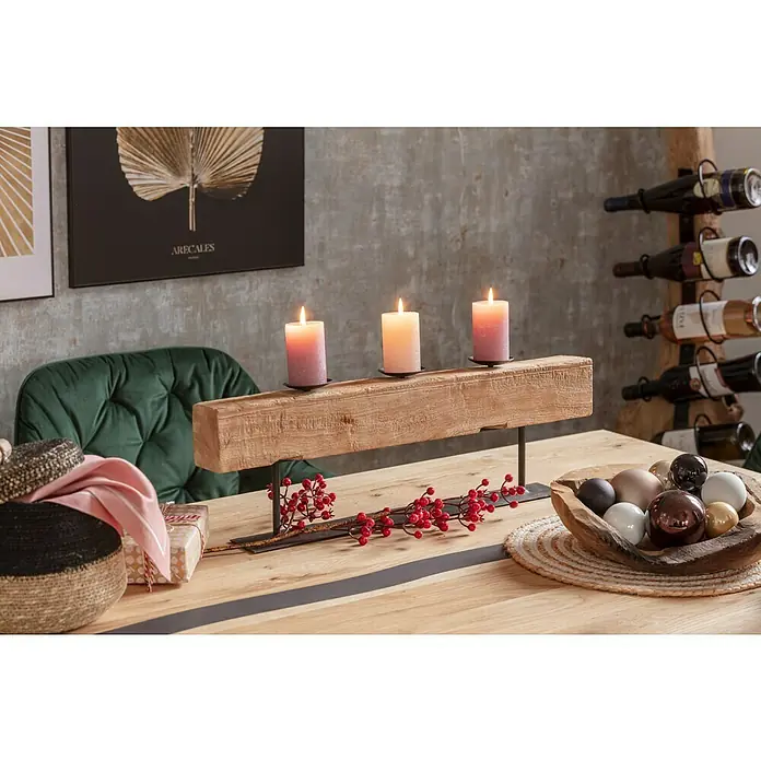 Tisch-Set - Durchmesser: 37 cm, Natur/Weiß - Detailaufnahme eines Kerzenständers aus Holz mit drei brennenden Kerzen, ideal für stimmungsvolle Dekoration.