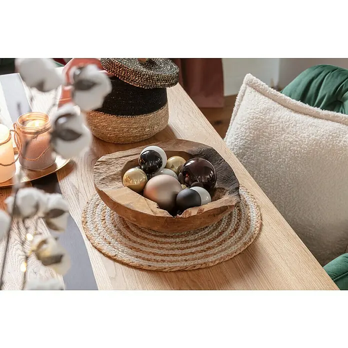 Tisch-Set - Durchmesser: 37 cm, Natur/Weiß - Nahaufnahme eines rustikalen Holztisches mit einer Schale mit Kugeln, Kerzen und einer Korbdekoration, die eine warme und gemütliche Atmosphäre schaffen.