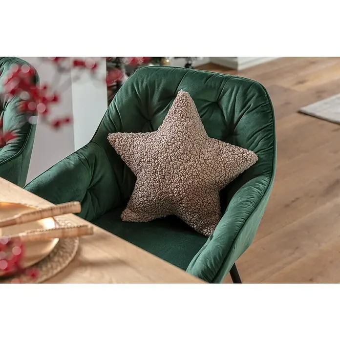 Kissen Teddy Star - Grau, 45 x 45 cm, 100 % Polyester - Ein weicher Stern-Kissen aus Teddyplüsch liegt auf einem grünen Sessel. Das Kissen lädt zum Kuscheln ein und verleiht dem Raum eine gemütliche Atmosphäre.
