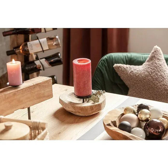 Kissen Teddy Star - Grau, 45 x 45 cm, 100 % Polyester - Gemütliches Ambiente mit rustikalen Kerzenhaltern aus Holz und farbigen Kerzen, die eine warme Atmosphäre schaffen.