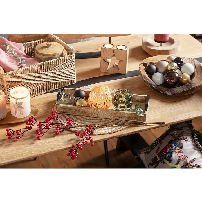 Tisch-Set - Durchmesser: 37 cm, Natur/Weiß - Dekorative Tischdekoration mit Kerzen, Holzelementen und roten Beeren, die eine warme, festliche Atmosphäre schafft.