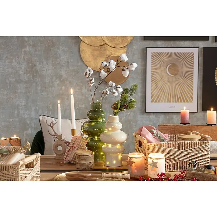 Cable con luces LED - Para exterior, 395 cm, Color de luz: Blanco cálido, 80 ud., Funciona con pilas - Mesa festiva con jarrones decorativos, velas y cestas, creando un ambiente navideño cálido y acogedor.