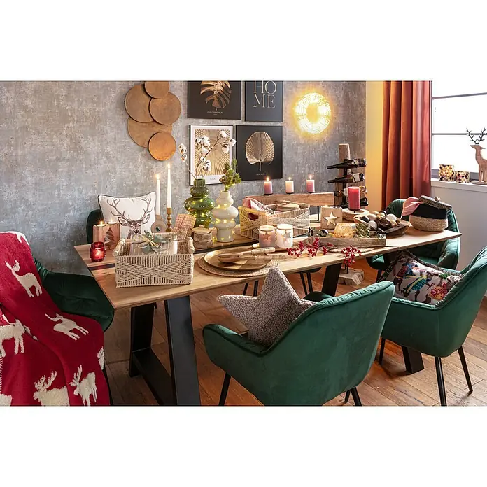 Reinders Bild Slim Frame BlackAreca Gold, B x H: 50 x 50 cm - Festlich gedeckter Esstisch mit Dekorationen wie Kerzen, Körben und einem rustikalen Weinregal, umgeben von grünen Samtstühlen und weihnachtlichen Textilien.