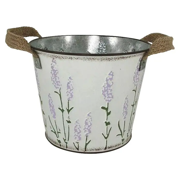 A.H.G. Übertopf Lavendel - 3,1 l, Ø x H: 19,5 cm x 15,5 mm - Ein rustikaler, weißer Metalleimer mit Lavendeldesign und Griffen aus Jute, ideal für Dekorationen im Landhausstil oder als Pflanzgefäß.