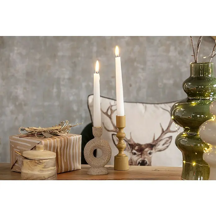 Kerzenständer Pune - Ø x H: 5 x 16,5 cm, Senfgelb, Metall - Festliche Dekoration mit zwei Kerzen in goldenen Kerzenständern, einem Geschenk und einer grünen Vase, die eine warme und gemütliche Atmosphäre verbreiten.