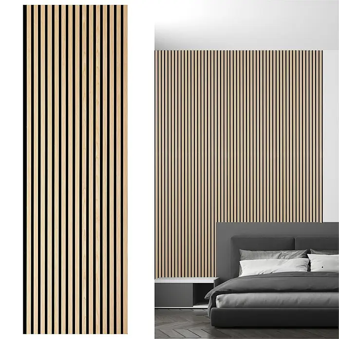Sonido Akustikpaneel Elements - New Oak Light, L x B x S: 2.440 x 560 x 18 mm - Ein Paneel aus Holzlatten und ein Schlafzimmer mit einer Akzentwand aus Holzlatten hinter einem Bett. Moderne Wandverkleidung für Zuhause.