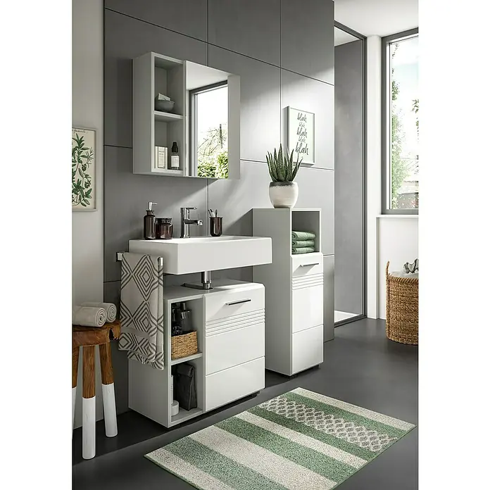 xonox.home Copa Midischrank - B x T x H: 30 x 30 x 95 cm, Weiß, Glänzend - Modernes Badezimmer-Interieur mit einem stilvollen Waschbeckenunterschrank, einem Spiegel und einem Regal, die zusammen ein elegantes Ambiente schaffen.