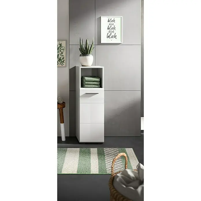 xonox.home Copa Midischrank - B x T x H: 30 x 30 x 95 cm, Weiß, Glänzend - Badezimmeransicht mit weißen Badmöbeln, Handtüchern und dekorativer Zimmerpflanze, die eine entspannende Atmosphäre schafft.