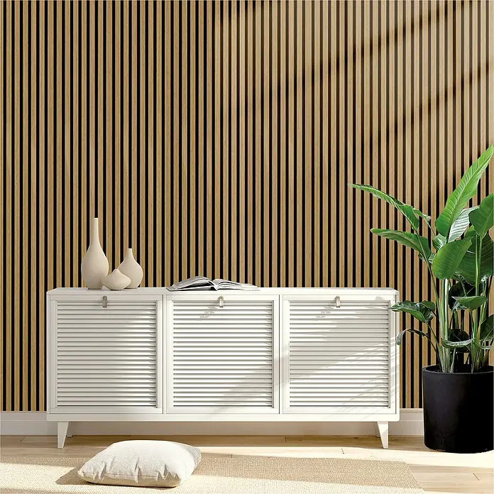 Sonido Akustikpaneel Elements - Oiled Oak, L x B x S: 2.440 x 560 x 18 mm - Stilvolles Interieur mit einem weißen Sideboard, Vasen und einer Zimmerpflanze vor einer Holzwand.