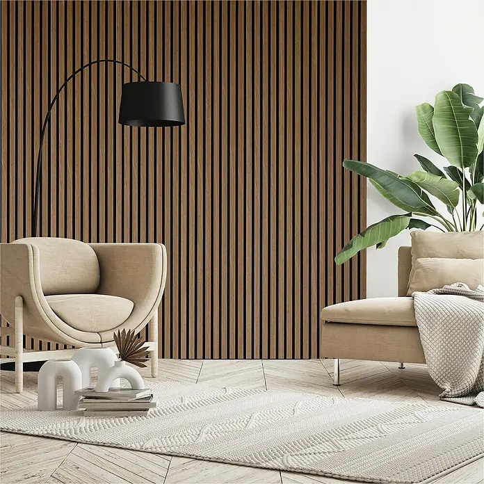 Sonido Akustikpaneel Elements - Oiled Oak, L x B x S: 2.440 x 560 x 18 mm - Elegantes Wohnzimmer mit einem beigen Sessel, einer Stehlampe und einer Akzentwand aus Holzlatten, die dem Raum Wärme verleiht.
