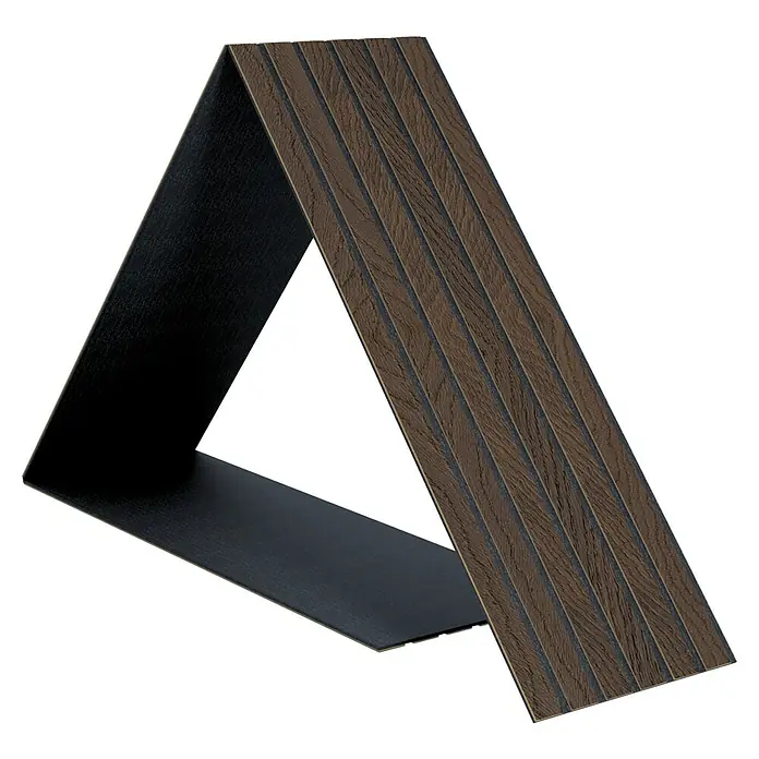 acous Akustikpaneel Compact - Eiche dunkel, L x B x S: 2.440 x 305 x 10,3 mm, 2 Stk. - Nahaufnahme eines stilvollen Bücherständers mit dunklen Holzlamellen und schwarzer Innenseite.