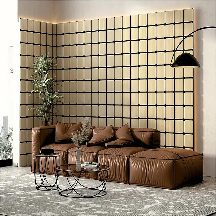 Sonido Akustikpaneel Quadrum - New Light Oak, L x B x S: 600 x 585 x 18 mm, 4 Stk. - Wohnzimmer mit braunem Ledersofa, Couchtischen und dekorativer Wandverkleidung. Gemütliches und stilvolles Interieur.