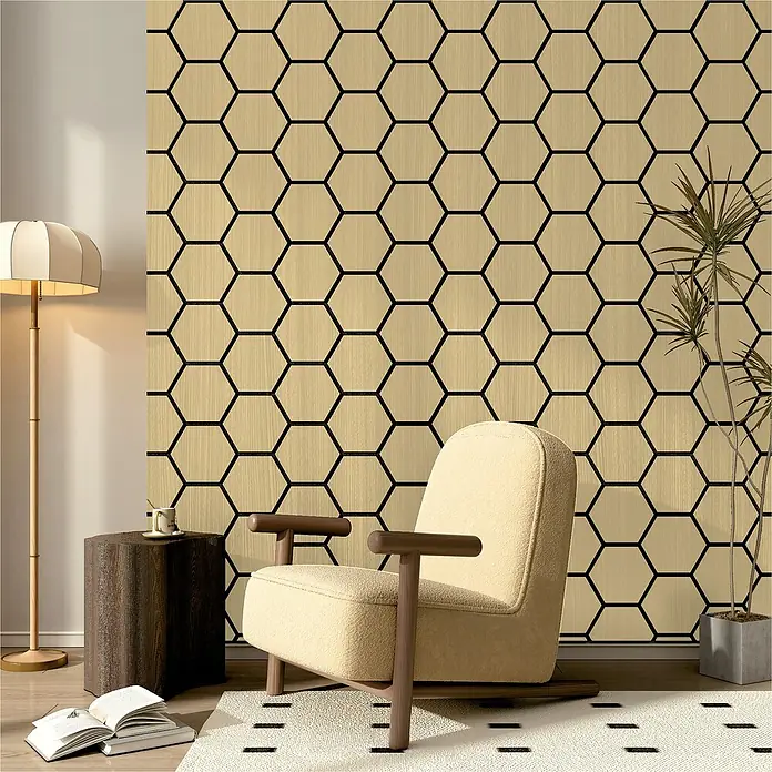 Sonido Akustikpaneel Hexagon - New Light Oak, L x B x S: 760 x 574 x 18 mm, 4 Stk. - Elegantes Wohnzimmer mit einem bequemen Sessel, einer Stehlampe und einem Beistelltisch vor einer Wand mit modernem Sechseckmuster.