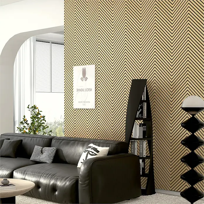 Sonido Akustikpaneel Herringbone - New Light Oak, L x B x S: 2.750 x 520 x 18 mm - Wohnzimmer mit einem schwarzen Ledersofa, einem schwarzen Bücherregal und einer auffälligen Lampe, die dem Raum einen modernen Touch verleihen.
