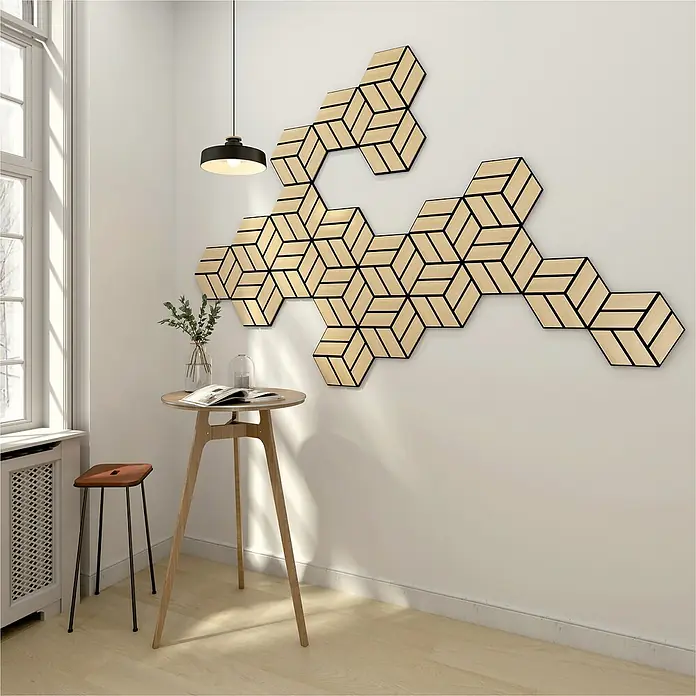 Sonido Akustikpaneel Single Hexagon - New Light Oak, L x B x S: 300 x 260 x 18 mm, 6 Stk. - Ein Innenraum mit einem Dekorationspaneel aus sechseckigen Holzfliesen an der Wand, das dem Raum eine moderne Note verleiht.