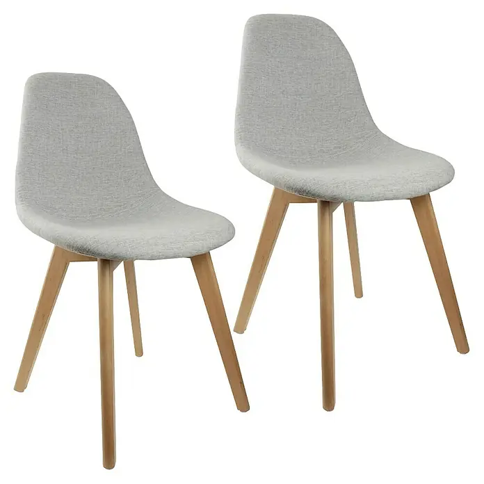 Home Deco Factory Silla Helsinki - Gris, 2 pzs. - Dos sillas de comedor grises con patas de madera clara sobre un fondo negro. Asientos modernos para comedor o cocina.