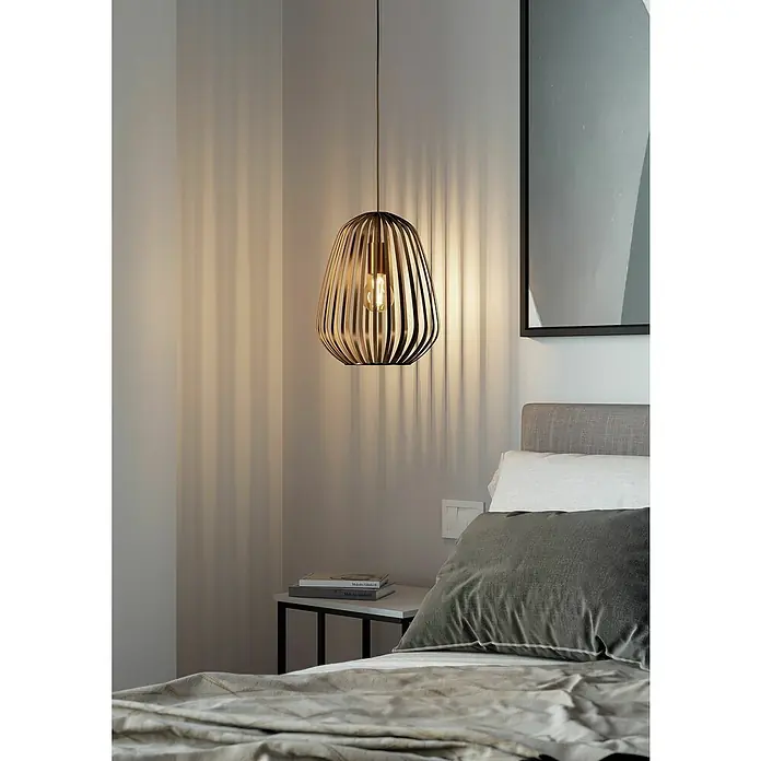 Eglo Lámpara colgante Espinal - E27, Ancho: 28 cm, Potencia por luz: 40 W - Una lámpara colgante moderna de listones de madera cuelga sobre una mesita de noche en un dormitorio, proyectando un atractivo patrón de sombras en la pared.