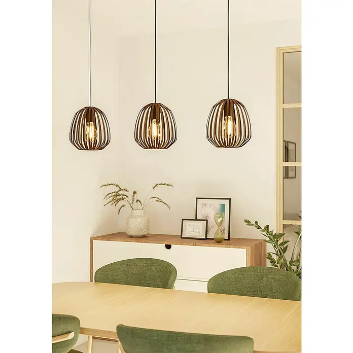 Eglo Lámpara colgante Espinal - E27, Ancho: 19,5 cm, Potencia por luz: 40 W - Tres lámparas colgantes modernas con puntales de madera y luz cálida cuelgan sobre una mesa de comedor con sillas verdes y un aparador.