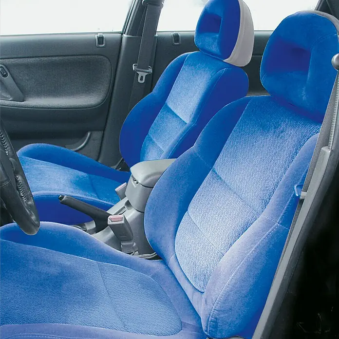 Tuba Clean Profi-Lederpolster-Pflege - 250 ml, Sprühflasche - Blaue Autositze mit Kopfstützen und Sicherheitsgurten. Das Interieur des Autos ist in dunklen Farbtönen gehalten.