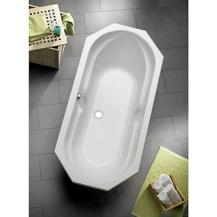 Ottofond Badewanne Dakar - 170 x 75 cm, Sanitäracryl, Weiß - Draufsicht auf eine moderne, weiße Eckbadewanne in einem Badezimmer mit grauen Fliesen und Körben mit Handtüchern.