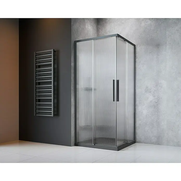 Camargue Eckdusche Tampere Gunmetal - L x B x H: 90 x 90 x 195 cm, Gewelltes Glas, Unbeschichtet, Gunmetal - Eine moderne Duschkabine mit geriffelten Glastüren und einem eleganten, dunklen Rahmen steht in einem stilvollen Badezimmer.