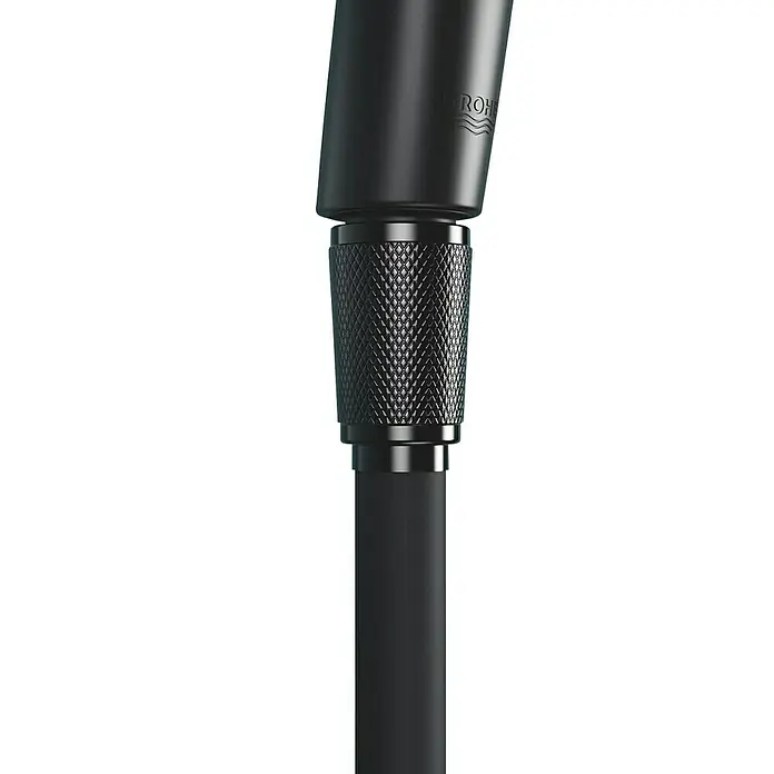 Grohe VitalioFlex Trend BrauseschlauchLänge: 150 cm, Kunststoff, Matt - Nahaufnahme einer schwarzen Grohe Armatur mit strukturiertem Griff und klarem Logo vor schwarzem Hintergrund.