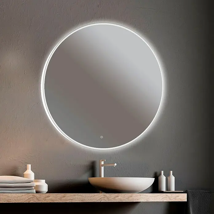 Camargue Espejo con luz Celia - Diámetro: 60 cm, Sensor - Un baño moderno con un espejo redondo iluminado con LED, un lavabo elegante y decoración minimalista sobre una estantería de madera.