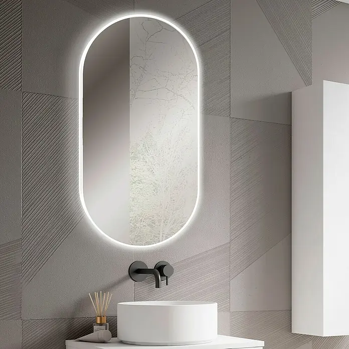 Espejo con luz Celia - 45 x 90 cm - Elegante interior de baño con un espejo ovalado iluminado con LED, un lavabo redondo y un grifo elegante.